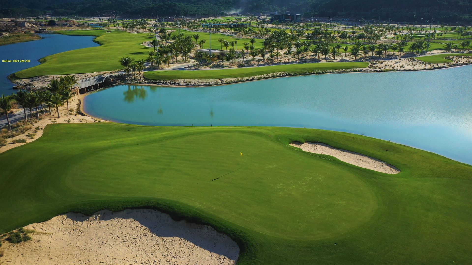 Toàn cảnh sân golf 18 hố Anara Bình Tiên nhìn ra biển Bình Tiên và Núi Chúa, ảnh flycam thực tế