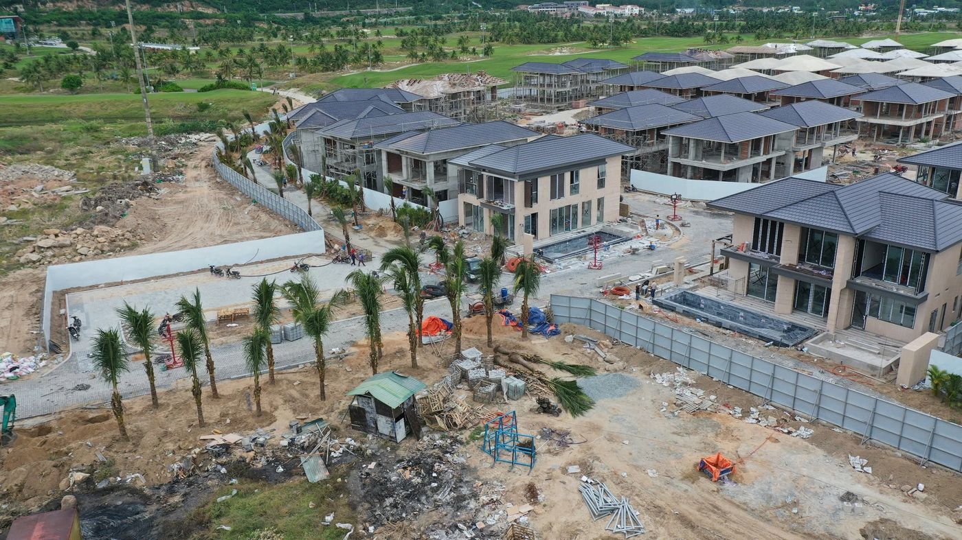 Tiến độ Anara Bình Tiên tháng 3/2025: dãy biệt thự Solari và cây xanh đang trồng dọc đường nội khu